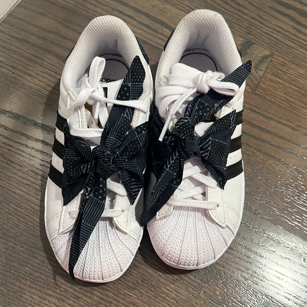 Adidas 
SUPERSTAR J 'POLKA-DOT SCARF'